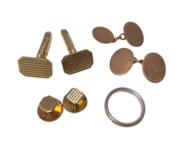 Lot 601 - Two pairs of 9ct gold cufflinks, two gold dress studs and a 9ct white gold wedding ring
