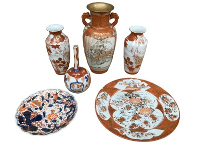 Lot 16 - Small group of Japanese Kutani and Imari ware, including a two handled vase decorated with a figural scene
