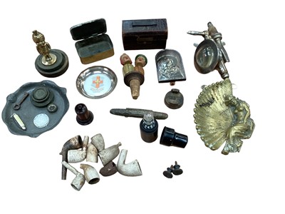 Lot 2490 - Tray containing items of virtue, brass Indian boy car mascot, pipes & bijouterie