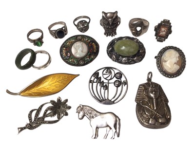 Lot 30 - David Anderson Norwegian silver and enamel leaf brooch, other silver brooches, white metal Egyptian pendant, various silver rings, cameos and other vintage jewellery