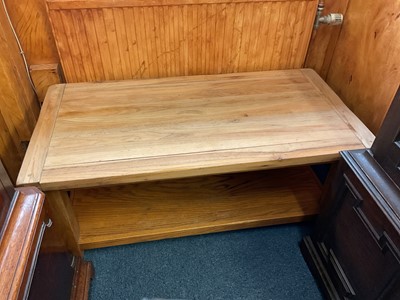 Lot 1485 - Contemporary solid oak coffee table.