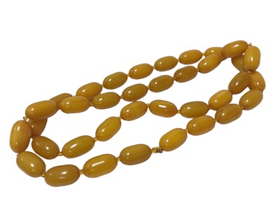 Lot 571 - Vintage amber necklace with butterscotch amber beads