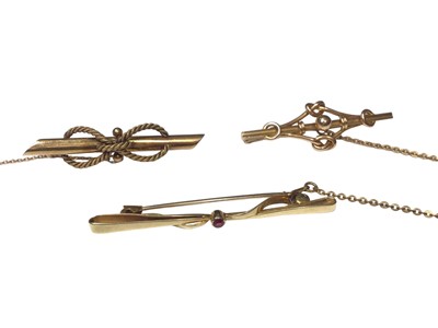 Lot 82 - Three Victorian 15ct gold bar brooches
