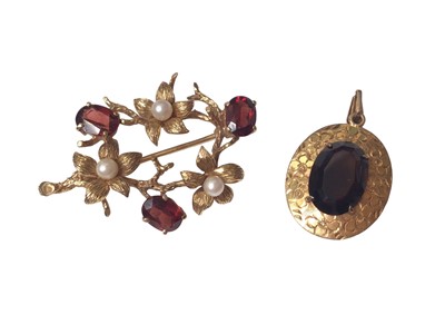 Lot 87 - 9ct gold garnet and pearl floral spray brooch and 9ct gold smoky quartz pendant in engraved floral mount