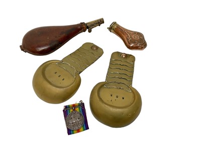 Lot 790 - First World War War medal named to 9761 PTE. H. R. Belchem. Cambridge. R., together with a pair of brass epaulettes, leather shot flask and copper powder flask.
