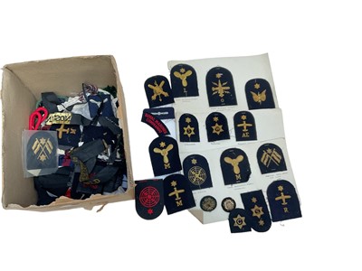 Lot 759 - Collection of various British military cloth badges to include rank insignia and Royal Navy cap tallies (1 box)