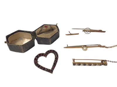 Lot 151 - 9ct gold diamond and pink stone ring, garnet heart brooch, 15ct gold pearl bar brooch, 14ct gold seed pearl and sapphire bar brooch and a 9ct gold broken bar brooch