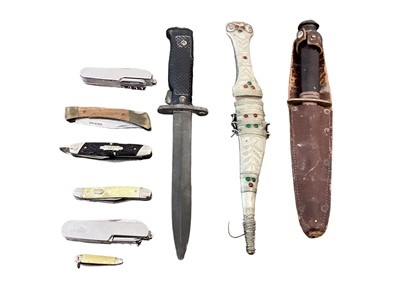 Lot 941 - American M1 bayonet and lot knives and pocket knives