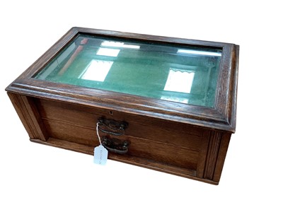 Lot 2567 - Early 20th century oak canteen case, converted into a collectors cabinet with glazed lid and two green baize draws below, 46 x 30cm.