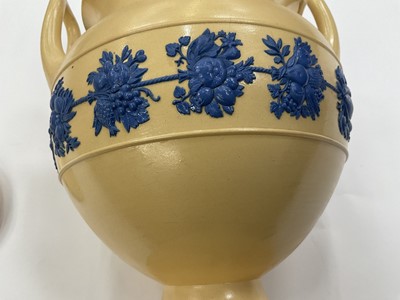 Lot 186 - Wedgwood drabware jar and cover