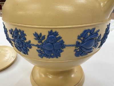 Lot 186 - Wedgwood drabware jar and cover