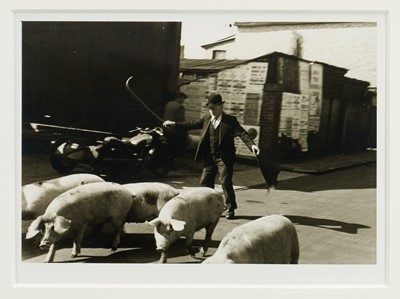 Lot 1047 - *Humphrey Spender (1910-2005) silver gelatin print - Sudbury Market 1934