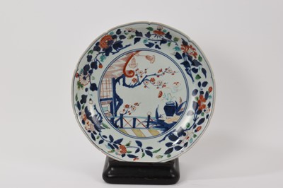 Lot 117 - 18th century Japanese Imari dish, on ebonised stand
