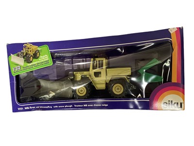Lot 181 - Siku 1:32 Scale diecast farm vehicles including MB Trac 800 with snow plough No.3151, Fendt Farmer 308 LS with front loader No.3450, Deutz DX 4.70 with twin rear wheels No.2950 & Renault-Tractor 14...