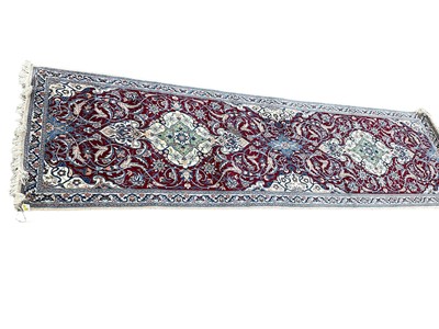Lot 1566 - Nain runner