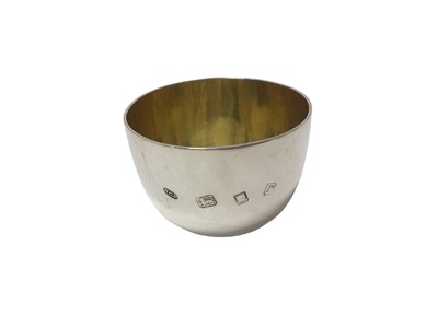 Lot 386 - Contemporary silver tumbler cup with gilded planished interior, (London 1972), maker Rodney Clive Pettit, 5cm in overall height.