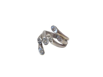 Lot 605 - White gold and diamond ring