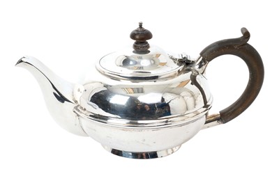 Lot 448 - Early 20th century silver teapot