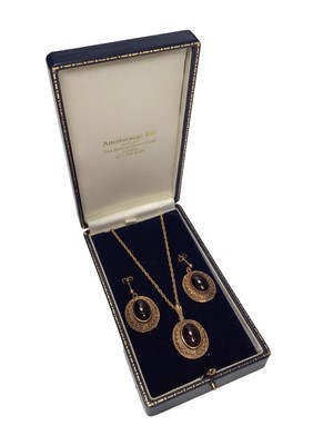 Lot 6 - Victorian style 9ct gold garnet cabochon pendant with applied filigree decoration to the mount, on a 9ct gold chain, together with a pair of matching earrings