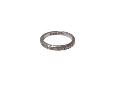 Lot 600 - Chinese platinum wedding ring with engraved decoration, Chinese hallmarks, ring size L½.