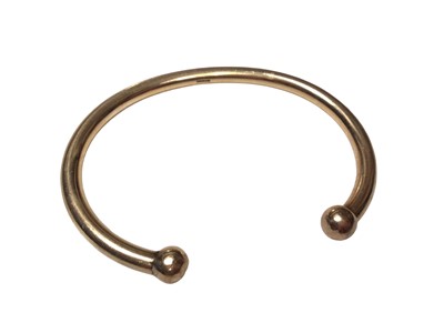 Lot 14 - 9ct gold torque bangle with ball terminals (Birmingham hallmarks)