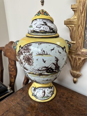 Lot 1520 - 19th century Italian maiolica pot and cover