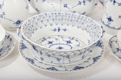 Lot 109 - Extensive collection of Royal Copenhagen onion pattern tablewares