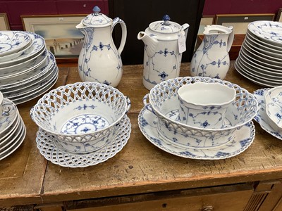 Lot 109 - Extensive collection of Royal Copenhagen onion pattern tablewares