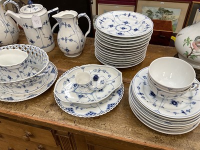 Lot 109 - Extensive collection of Royal Copenhagen onion pattern tablewares