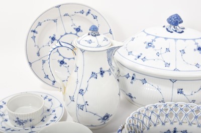 Lot 109 - Extensive collection of Royal Copenhagen onion pattern tablewares