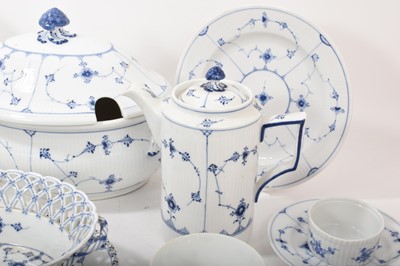 Lot 109 - Extensive collection of Royal Copenhagen onion pattern tablewares