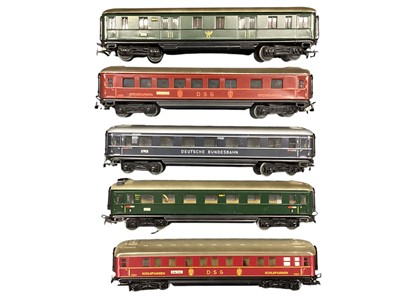 Lot 2660 - Railway OO Gauge Marklin Carriages including D-Zug Speisewagen, Schlafwagen, Gepackwagen & others, (11 boxed) (10 unboxed), plus Marklin 1963/4 Catalogue