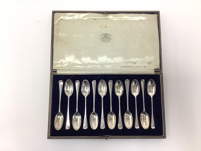 Lot 210 - Goldsmiths silver teaspoons in fitted case