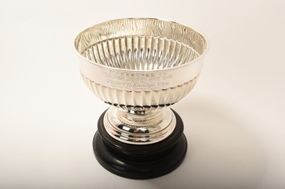 Lot 361 - Great Yarmouth Yacht Club 1911 rose bowl on ebonised plinth