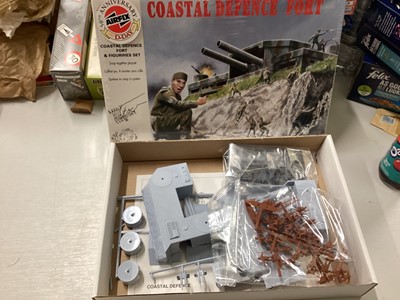 Lot 44 - Airfix HO-OO Scale Gun Emplacement Assault Set No.51650-7, Scale 1:24 James Bond Autogyro No.04401 and other model kits (qty)