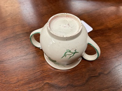 Lot 129 - Wedgwood Queensware two handled custard cup and cover, circa 1790