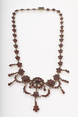 Lot 474 - Late 19th century Bohemian garnet necklace