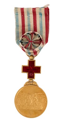 Lot 8 - Scarce 19th century French gold and enamel Red Cross medal decorated with an ambulance with crew attending to a wounded soldier, the reverse inscribed in raised letters ' Le Comite Des Ambulance...