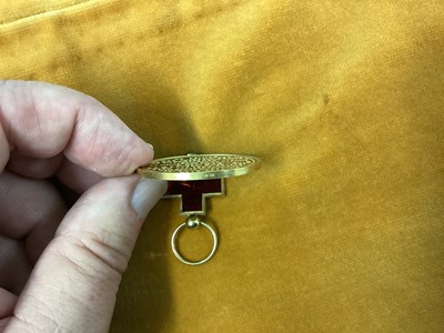 Lot 8 - Scarce 19th century French gold and enamel Red Cross medal decorated with an ambulance with crew attending to a wounded soldier, the reverse inscribed in raised letters ' Le Comite Des Ambulance...