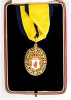 Lot 42 - Fine Edwardian gold (22ct) and enamel...