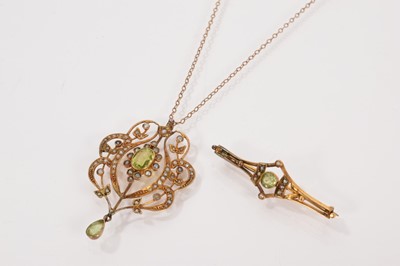 Lot 647 - Edwardian 9ct gold peridot and seed pearl pendant and similar gold bar brooch (2)