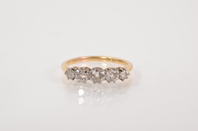 Lot 662 - Diamond five stone ring in 18ct gold setting
