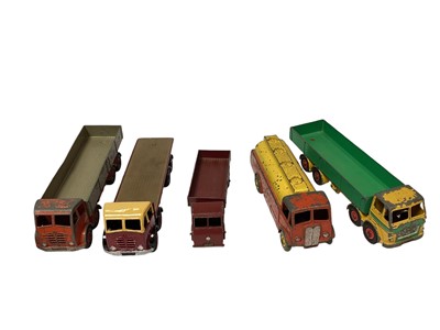 Lot 1832 - Selection of loose Dinky diecast models including Racing Cars, Sports Cars, lorries & other vehicles (2 boxes)