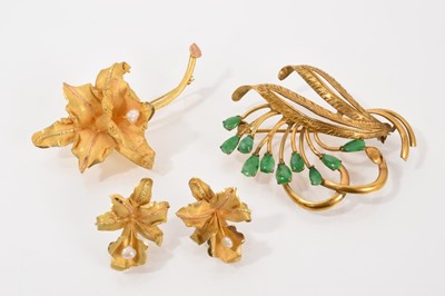 Lot 615 - Yellow metal brooch and pair of earrings in the form of an orchid and a gold and green jade floral spray brooch