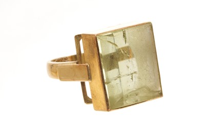 Lot 623 - Green tourmaline modernist cocktail ring in 18ct gold setting
