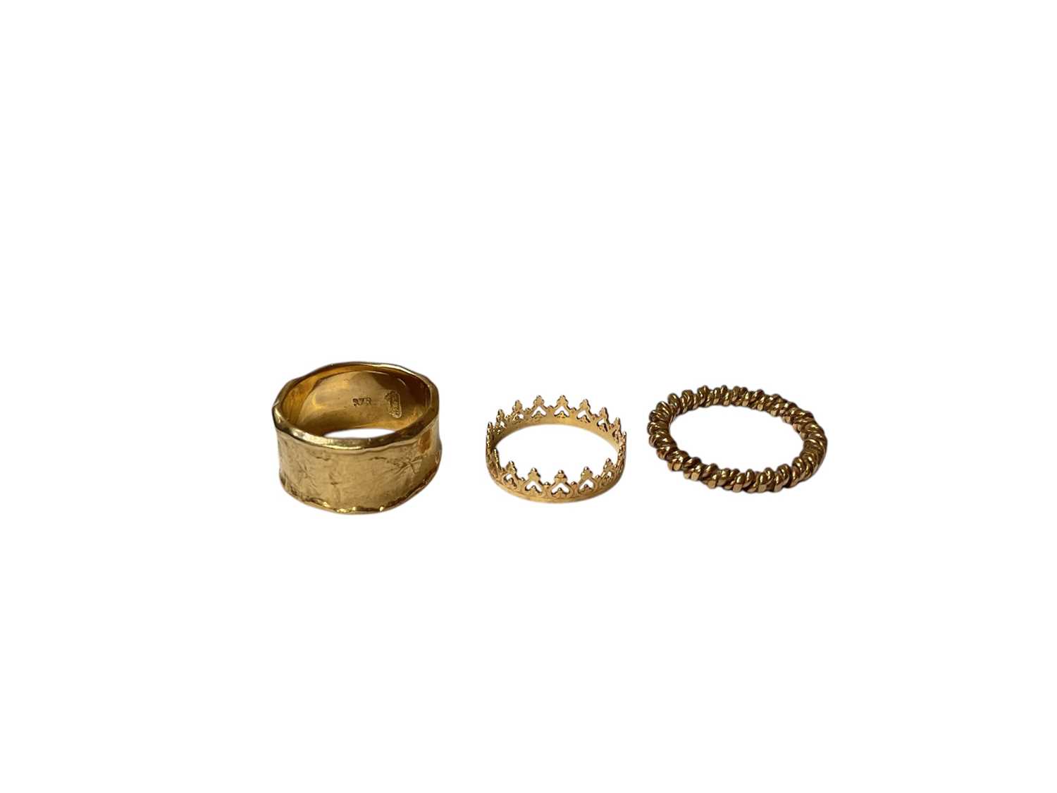 Lot 39 - Three yellow metal rings to include a thick abstract band (stamped 375), crown ring (stamped 14K) and a rope twist band