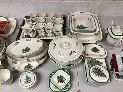 Lot 2752 - Extensive collection of Spode Christmas Tree pattern ceramics to include mugs, tureens, bowls and dishes (qty)
