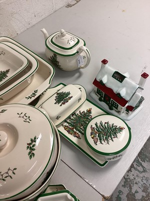 Lot 2752 - Extensive collection of Spode Christmas Tree pattern ceramics to include mugs, tureens, bowls and dishes (qty)