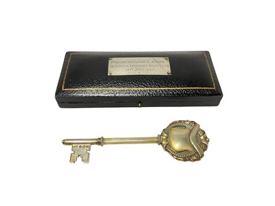 Lot 381 - George V silver gilt presentation key in a fitted case, with engraved presentation plaque to cover (Birmingham 1930) William Hair Haseler. Key 10.7cm overall length.
