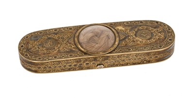 Lot 919 - 18th century silver gilt patch box, inset with woven hair panel